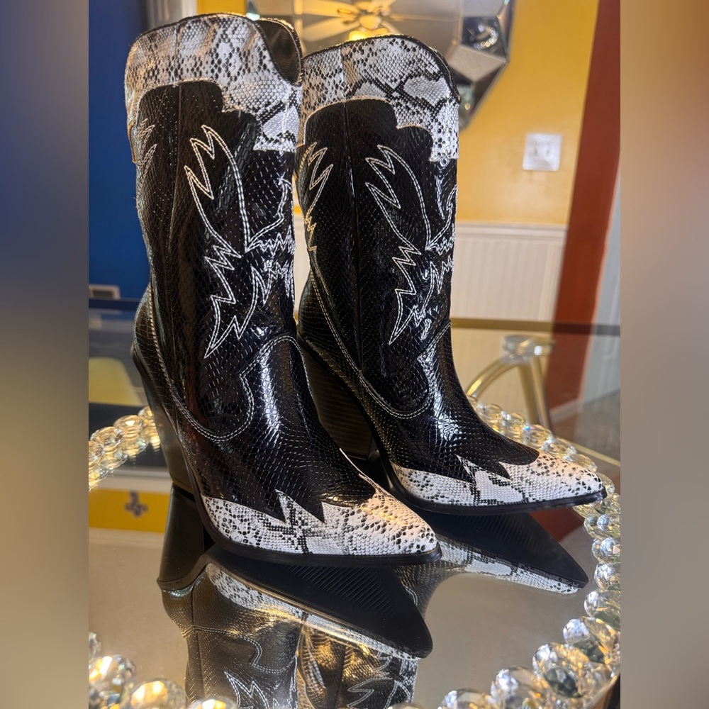 NWOTB Givana Black Contrast Snake Stitch Detail Ankle Western Boot. Size 5.5